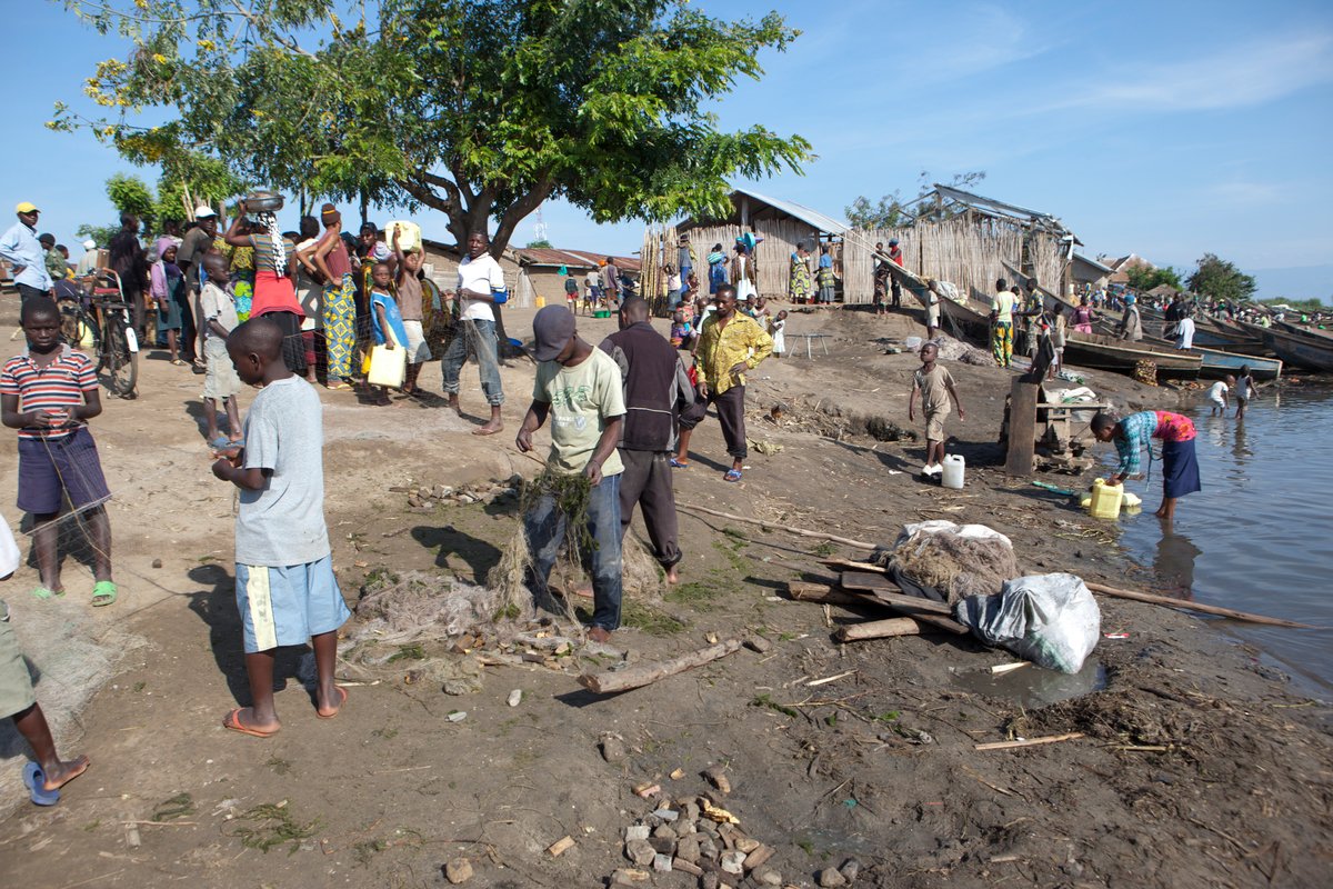 Fishermen Repairing Nets in DRC. © Jan-Joseph Stok