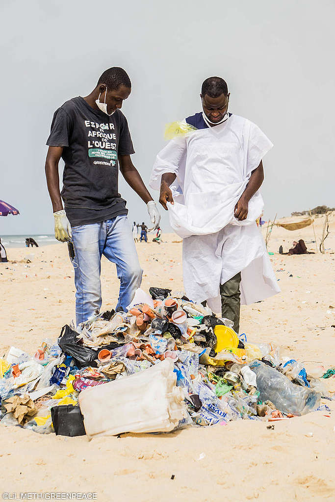 Plastic Clean Up and Brand Audit Activity in Africa. © Greenpeace Plastic Clean Up and Brand Audit Activity in Africa. © Greenpeace