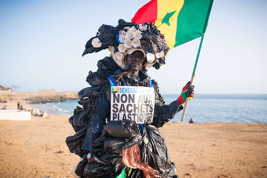 World Oceans Day 'Flash Mob' in Dakar. © Clément  Tardif / Greenpeace