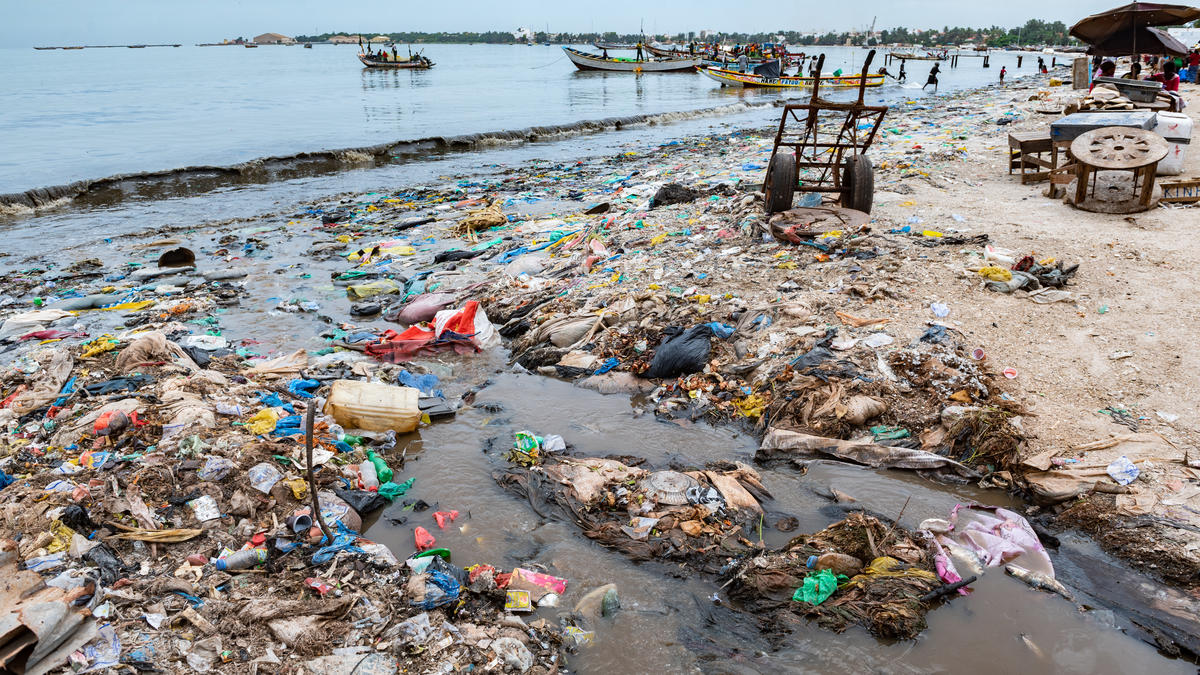 Plastics Clean up on Beach in Senegal. © Ibrahima Kebe Diallo / Greenpeace