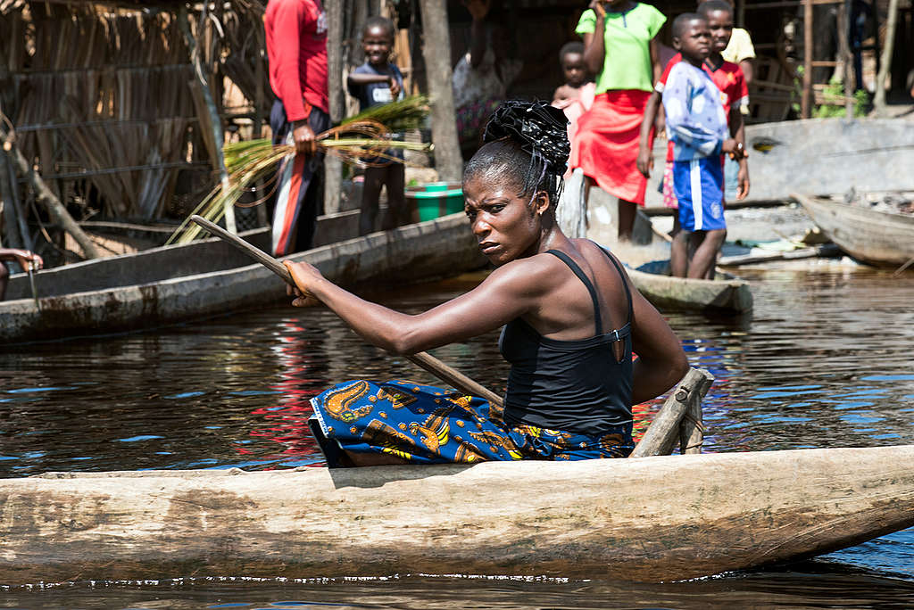 Villagers on the Congo River in DRC. © Daniel Beltrá / Greenpeace Villagers on the Congo River in DRC. © Daniel Beltrá / Greenpeace