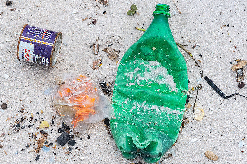 Sénégal : à Dakar, le sachet d'eau en plastique, on le boit et on