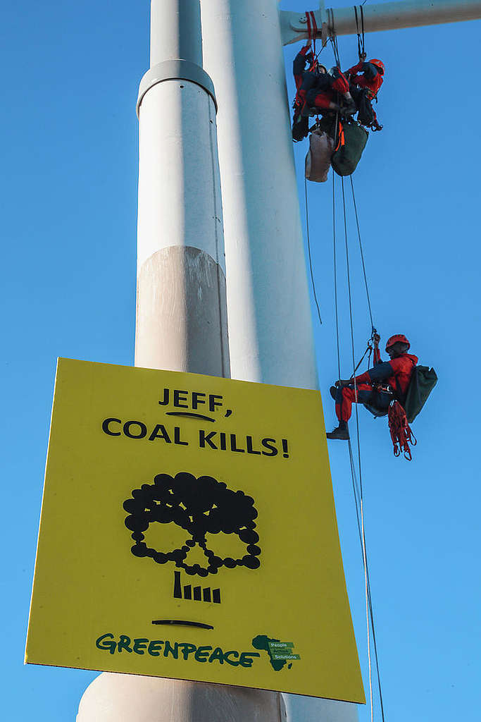 Action at Mandela Bridge in South Africa. © Shayne Robinson / Greenpeace