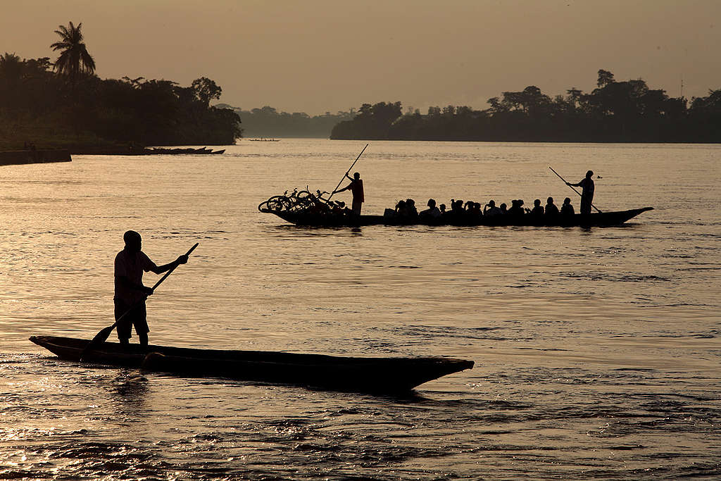Boats on Congo River. © Greenpeace / Jiro Ose Boats on Congo River. © Greenpeace / Jiro Ose