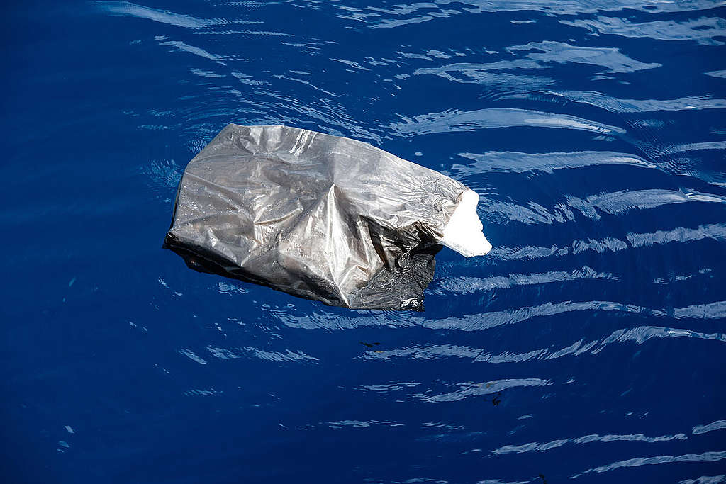 Trash in the Indian Ocean. © Laurel Chor / Greenpeace Trash in the Indian Ocean. © Laurel Chor / Greenpeace