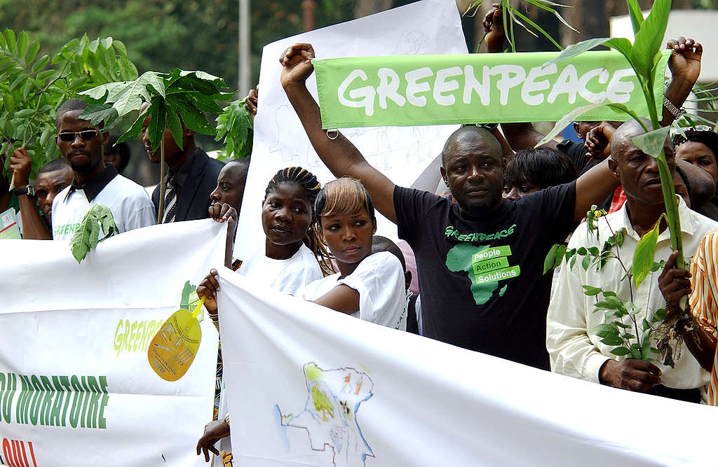 Presentation of Petition to Congolese Government. © Junior D. Kannah / Greenpeace Presentation of Petition to Congolese Government. © Junior D. Kannah / Greenpeace