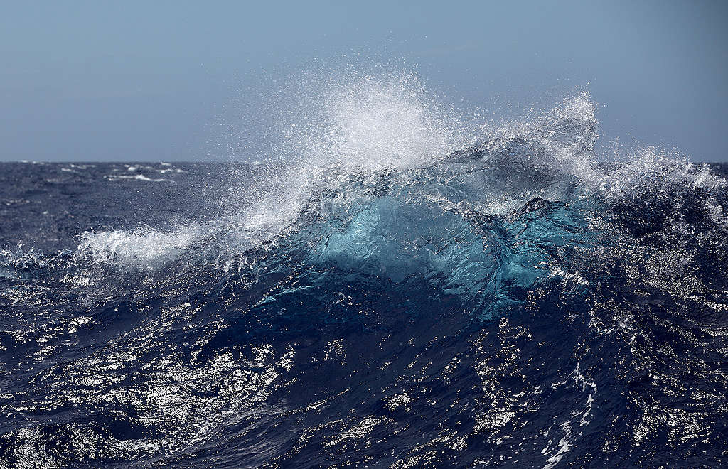 Waves in the Indian Ocean. © Jiri Rezac / Greenpeace Waves in the Indian Ocean. © Jiri Rezac / Greenpeace