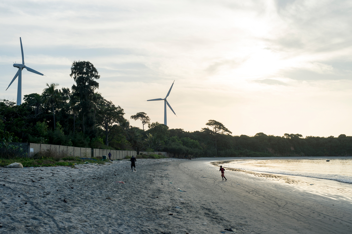 Solar and Wind Energy in Africa. © Bente Stachowske / Greenpeace