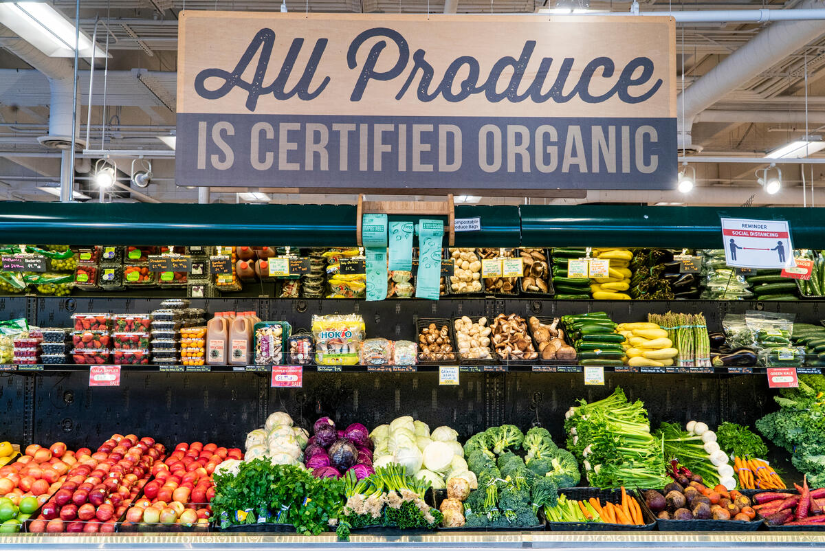 Compostable Bags Reducing Single Use Plastic in stores in Washington D.C. © Tim Aubry / Greenpeace