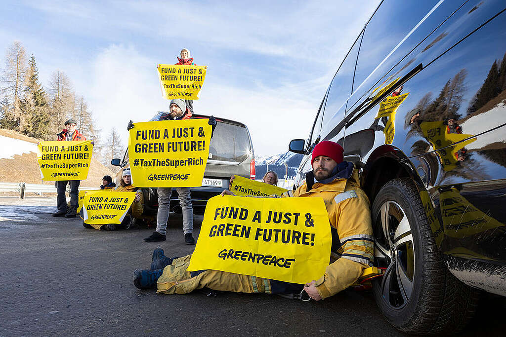 Greenpeace Activists Block Heliport Lago ahead of WEF, Davos. © Miriam Künzli / Greenpeace Greenpeace Activists Block Heliport Lago ahead of WEF, Davos. © Miriam Künzli / Greenpeace