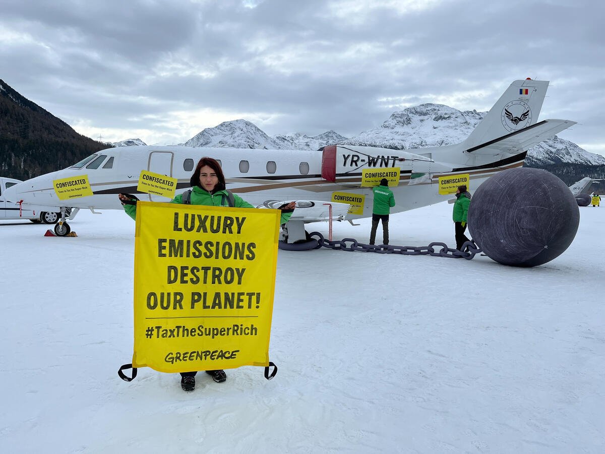Action to Symbolically “Confiscate” WEF Participants Private Planes in Switzerland. © Nina Fink / Greenpeace Action to Symbolically “Confiscate” WEF Participants Private Planes in Switzerland. © Nina Fink / Greenpeace