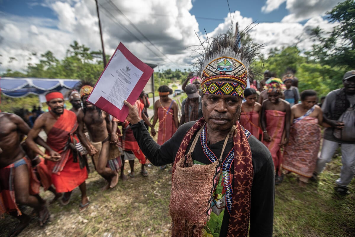 Hand Over Customary Area Knasaimos in Southwest Papua. © Jurnasyanto Sukarno / Greenpeace