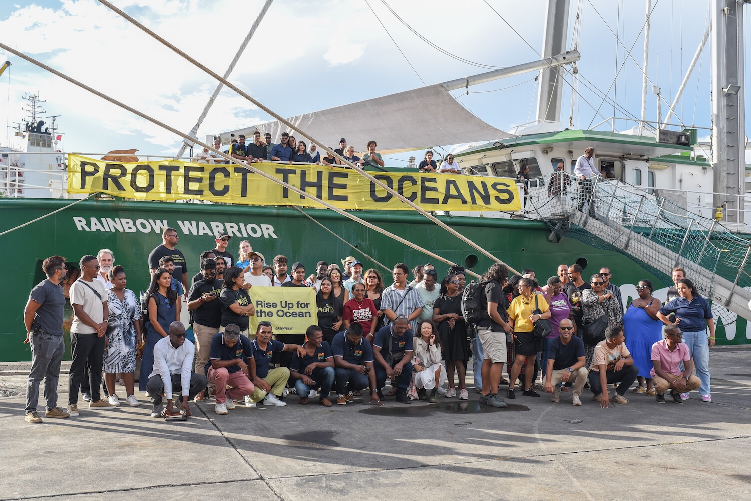 Le Rainbow Warrior fait escale au Port Louis : Maurice en premi&egrave;re ligne pour la protection de l&rsquo;oc&eacute;an indien