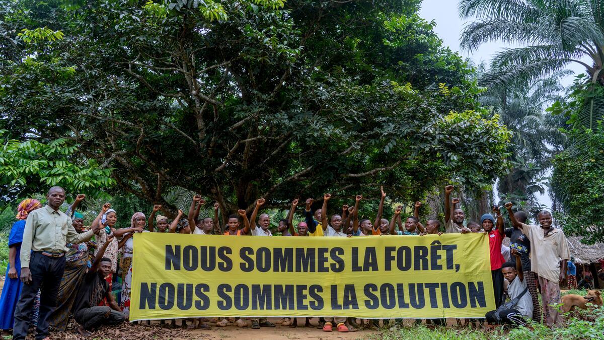 Forest Expedition Trip in Lokolama, DRC Greenpeace Africa joined local and Indigenous communities of Lokolama, Penzélé and Mbandaka in the Congo Basin forest, Democratic Republic of Congo (DRC) to learn how they protect their environment, share their cultures, and chart sustainable solutions for the future. Together they marked Indigenous People’s Day. Greenpeace Africa documented how the communities apply ancestral knowledge and traditional practices to protect the forest and peatlands they depend on.