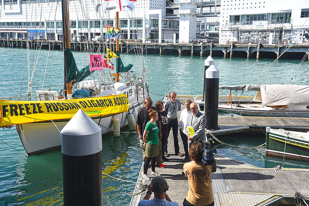 Greenpeace Aotearoa programme director, Niamh O'Flynn and Carmen Hetaraka of Te Uri o Hikihiki, along with Mary Gallagher, Thomas Everth and Avon Hansford of the Peace Flotilla present Minister Phil Twyford with the 15,000 strong petition to freeze oligarch assets in Aotearoa.
(C) Senthil Kumar / Greenpeace