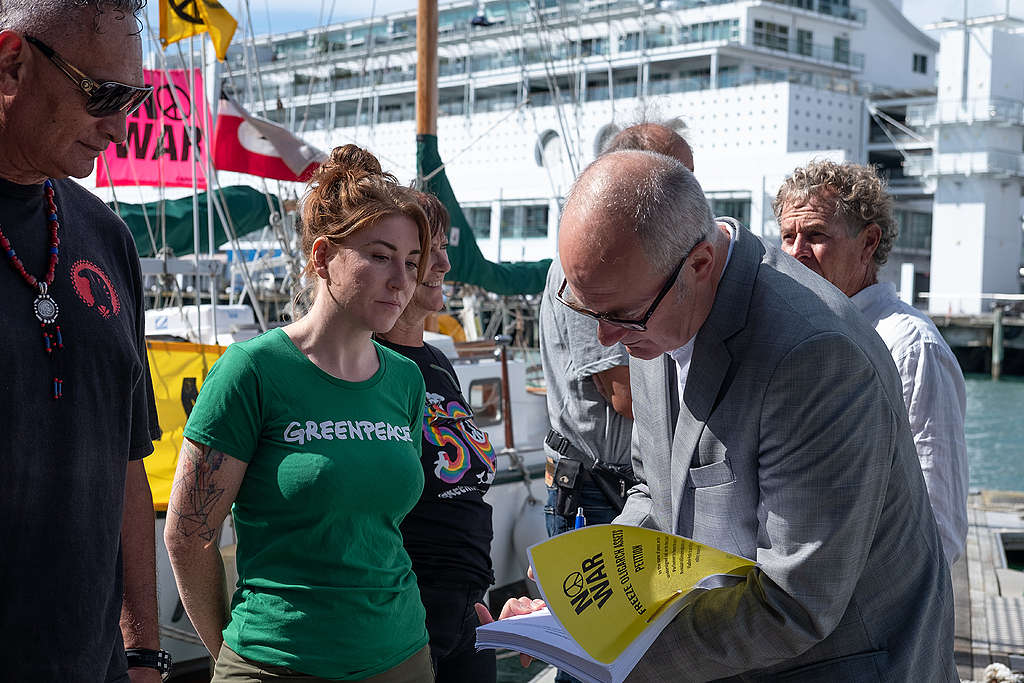 Carmen Hetaraka of Te Uri o Hikihiki, and Greenpeace Aotearoa programme director Niamh O'Flynn witness Minister Phil Twyford signing the Greenpeace petition.
(C) Ben Sarten / Greenpeace