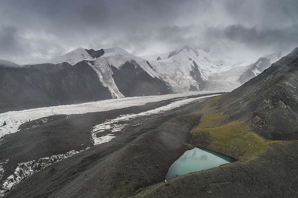 Landscape view of Halong Glacier, Amne Machin Mountain, Qinghai, China. The glacier is situated within Sanjiangyuan nature reserve, at the headwaters of the Yellow River. Halong glacier is 1200 meters shorter than it was just 30 years ago. Between 1987 and 2006, the glacier retreated 32,000 m2 per year, and between 2006 and 2017, the rate of retreat nearly doubled, to 72,000 m2 per year. In 2017 the total area measured 19.73 k2. 阿尼玛卿的哈龙冰川 受气候变化全球升温的影响,自20世纪90年代以来中国冰川呈现出全面、加速退缩的趋势。未来几十年,占中国冰川总数80%以上的面积小于1平方公里的小冰川将面临消失风险,中国冰川数量将急剧减少。 2018年夏季,绿色和平“中国冰川与气候变化影响项目”与甘肃省科学院地质自然灾害防治研究所合作,前往中国西部的几条冰川进行实地调研,考察发现气候变化影响下中国西部冰川加速消融趋势明显。冰川消融将进一步加剧的下游的水资源危机,短期内冰川灾害将频频发生…中国冰川已面临失稳危机!