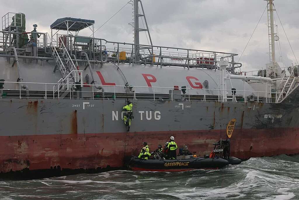 As the final negotiations for a UN Global Plastics Treaty enter a critical phase in Busan, South Korea, four Greenpeace International activists prevent a tanker at South Korea’s Daesan complex from loading toxic petrochemicals destined to be used in plastic production. As the final negotiations for a UN Global Plastics Treaty enter a critical phase in Busan, South Korea, four Greenpeace International activists prevent a tanker at South Korea’s Daesan complex from loading toxic petrochemicals destined to be used in plastic production.