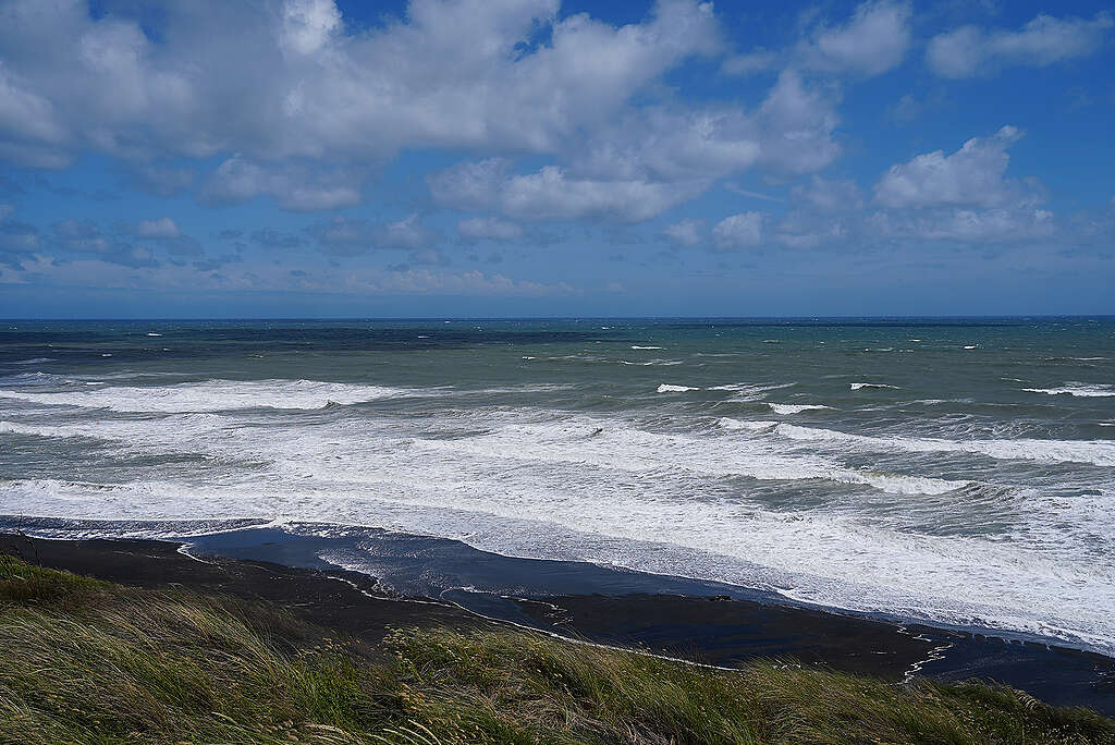 An image of the ocean & beach in the South Taranaki Bight. This is where Trans-Tasman Resources wishes to begin seabed mining.