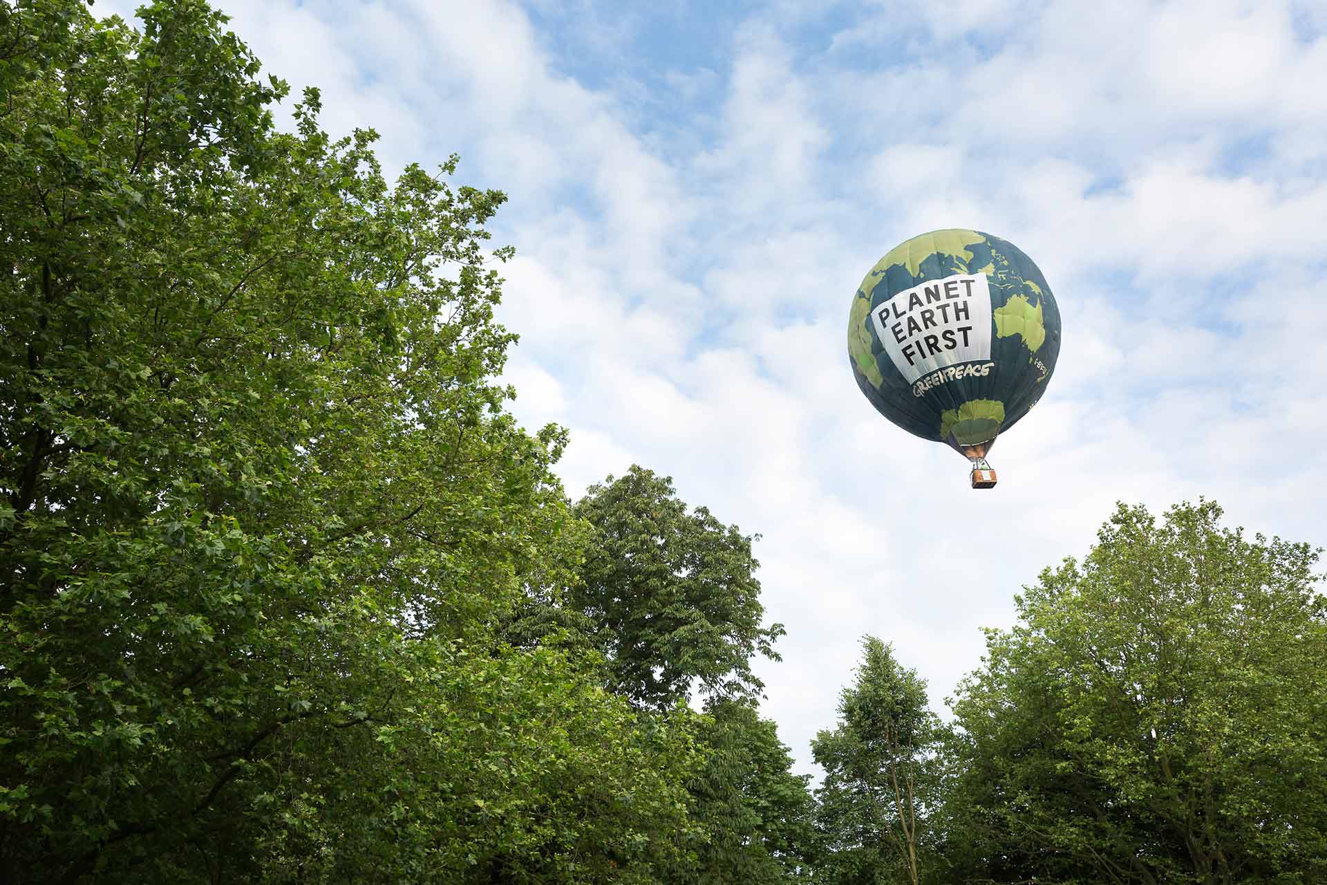 Greenpeace activists inflate a hot air balloon that presents their G20 campaign slogan: Planet Earth First. The balloon drifts over Hamburg as a symbol for civil protests during the G20 summit, to raise awareness on climate and energy as well as social inequality and democracy issues.
Greenpeace Aktivisten fliegen einen Heissluftballon ueber Hamburg.
Der Ballon traegt die Botschaft: Planet Earth First. Kurz vor dem G20 Gipfel setzen die Umweltschuetzer ein Zeichen fuer gerechten Welthandel und konsequenten Klimaschutz, fuer soziale Gerechtigkeit und die weltweite Staerkung der Demokratie.