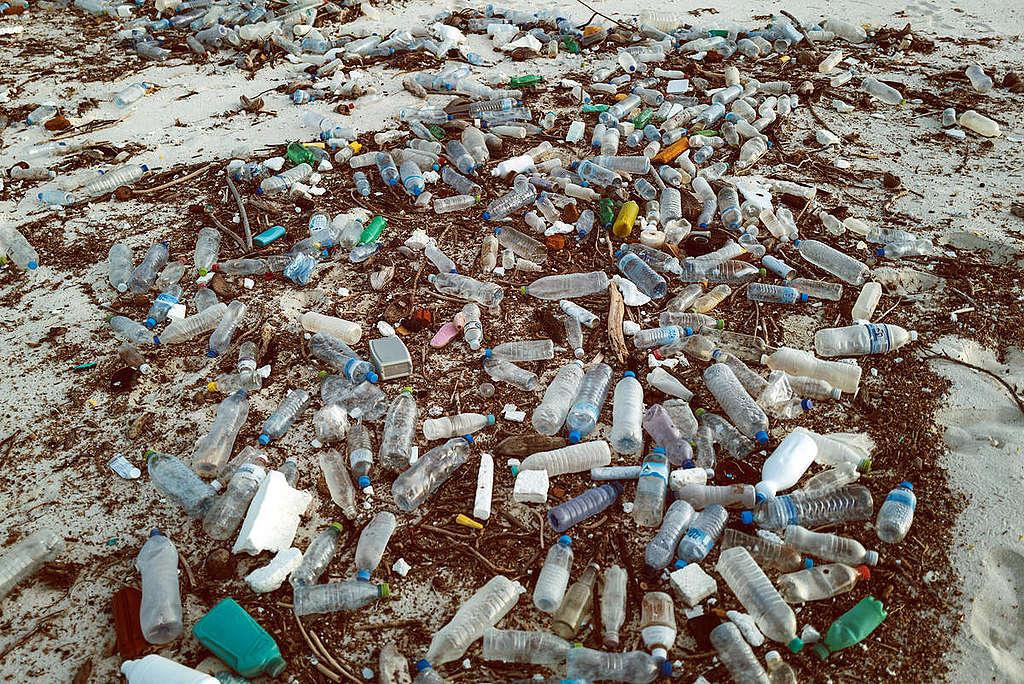 Plastic Waste at Maldive Islands. © Valentin Ammon / Greenpeace