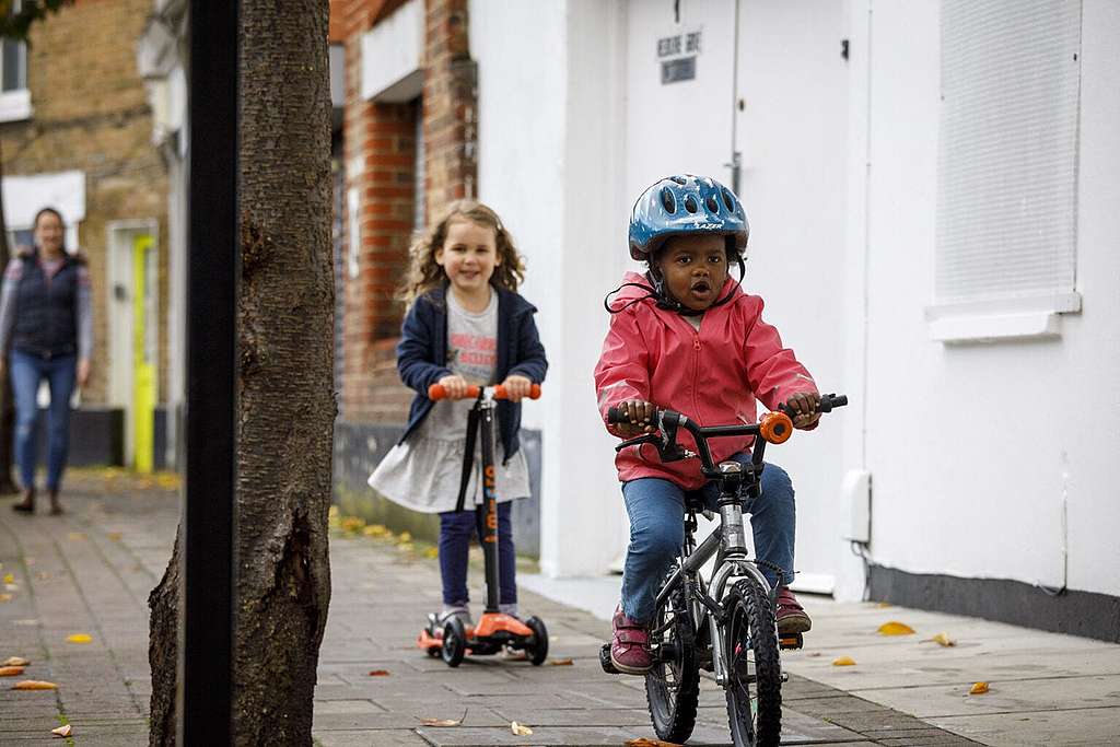 Children build up their cycling and scooting confidence in a new low traffic neighbourhood in London. © Crispin Hughes