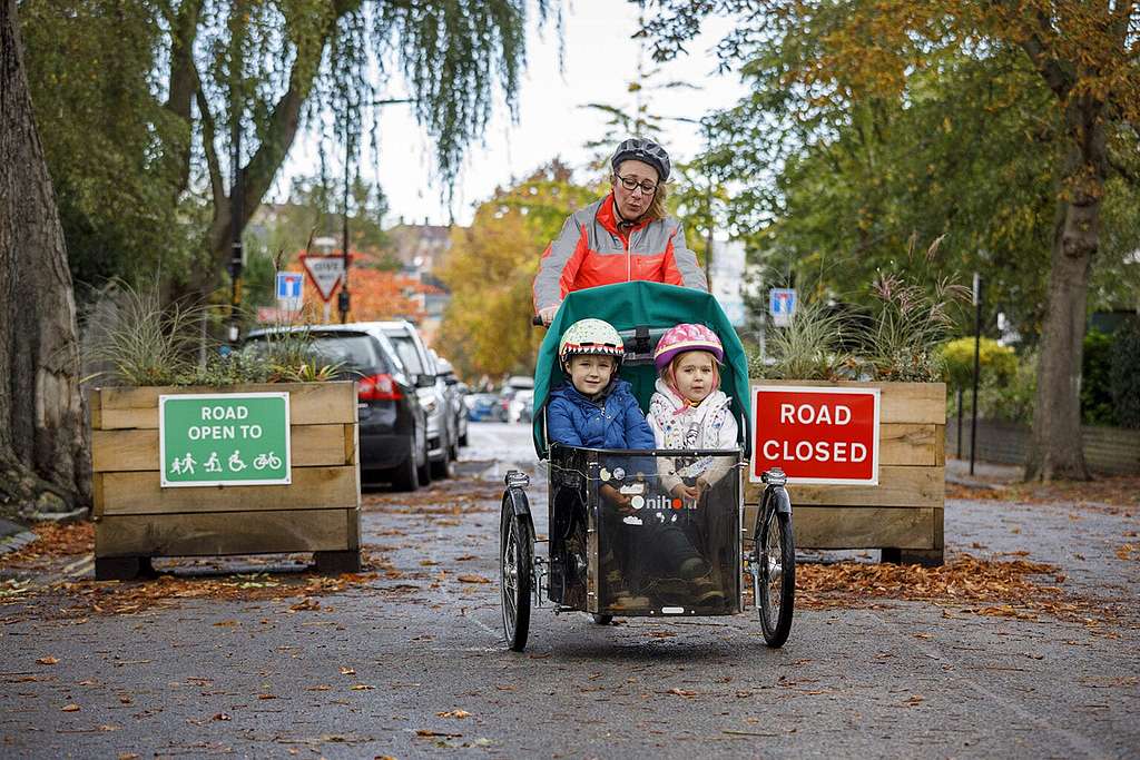 Les rues calmes des quartiers à faible trafic rendent plus sûr le transport de jeunes enfants sur des vélos cargo. © Crispin Hughes