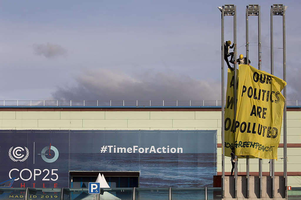 Around 30 activists climbed to the light towers of the parking place of the IFEMA Center, the venue that hosts the COP25, to protest about the “factors” that pollute climate politics. © Pablo Blazquez / Greenpeace