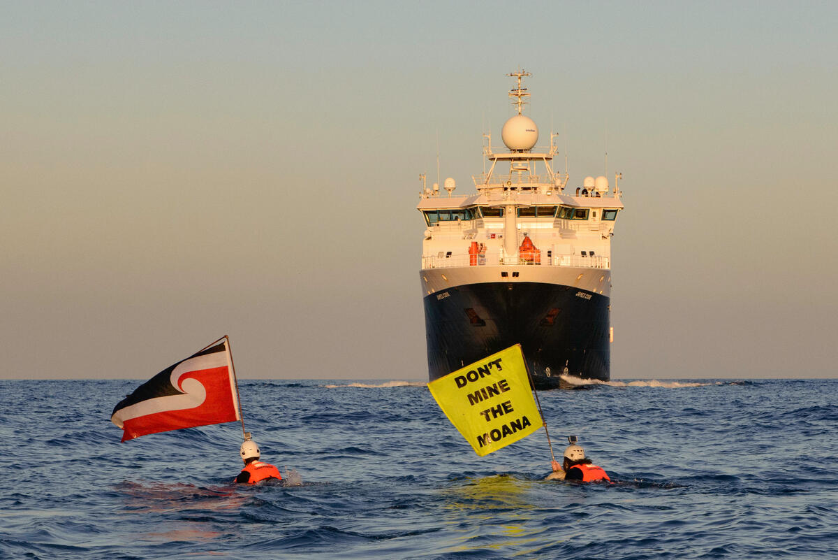 Confronting James Cook vessel in the Pacific Ocean. © Martin Katz / Greenpeace