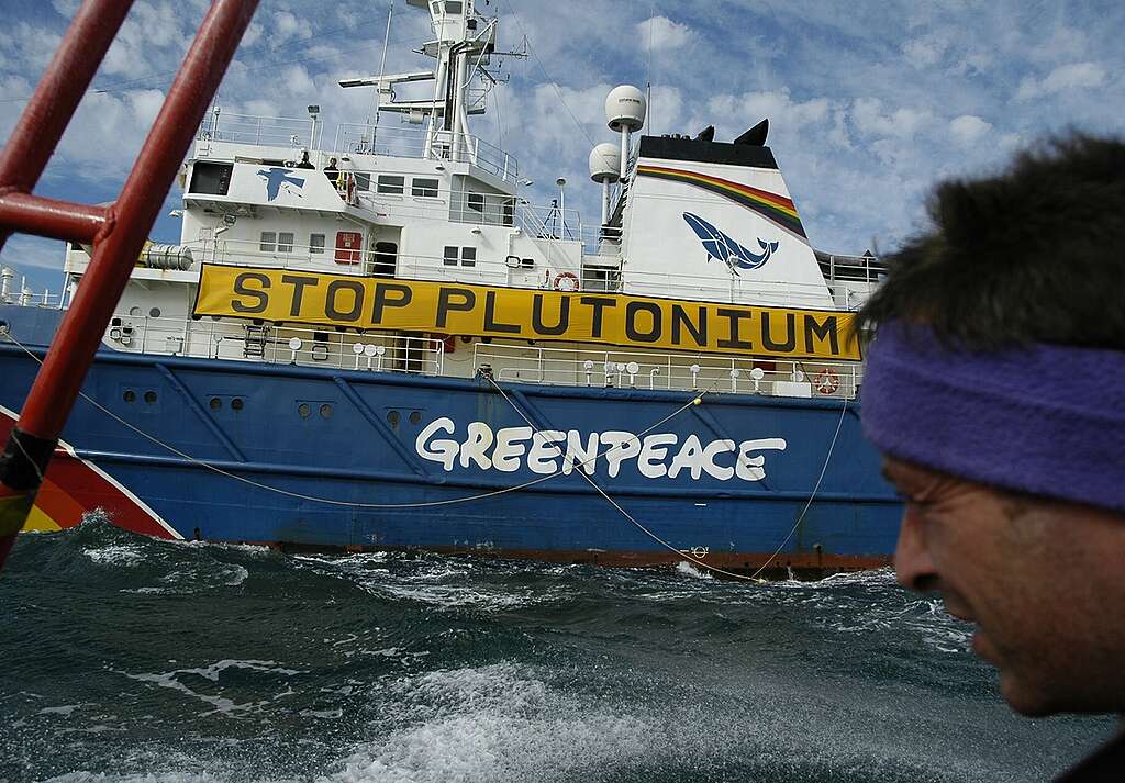 ctivists onboard the Greenpeace ship, MV Esperanza, wait off the coast of France for the imminent arrival of two BNFL (British Nuclear Fuels) ships that are carrying 140kg of radioactive weapons-grade plutonium, English Channel, near Cherbourg, France.
The Pacific Pintail and the Pacific Teal left the U.S. port of Charleston, South Caralina on September 20th. Greenpeace believes the shipment conducted by the US and France is unnecessarily threatening international security and putting the environment at risk.