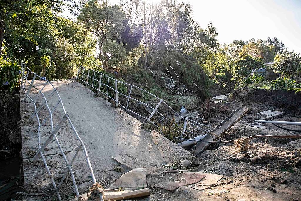 Een straat in Havelock North in schoonmaakmodus na te hebben geleden onder een gesprongen rivieroever die achter verschillende huizen stroomde.  Leden van de gemeenschap en HMNZS Te Mana hielpen bij het opruimen.