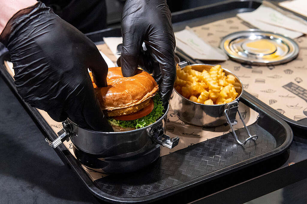 Reusable Test at Snack Bars in Hamburg. © Bente Stachowske / Greenpeace