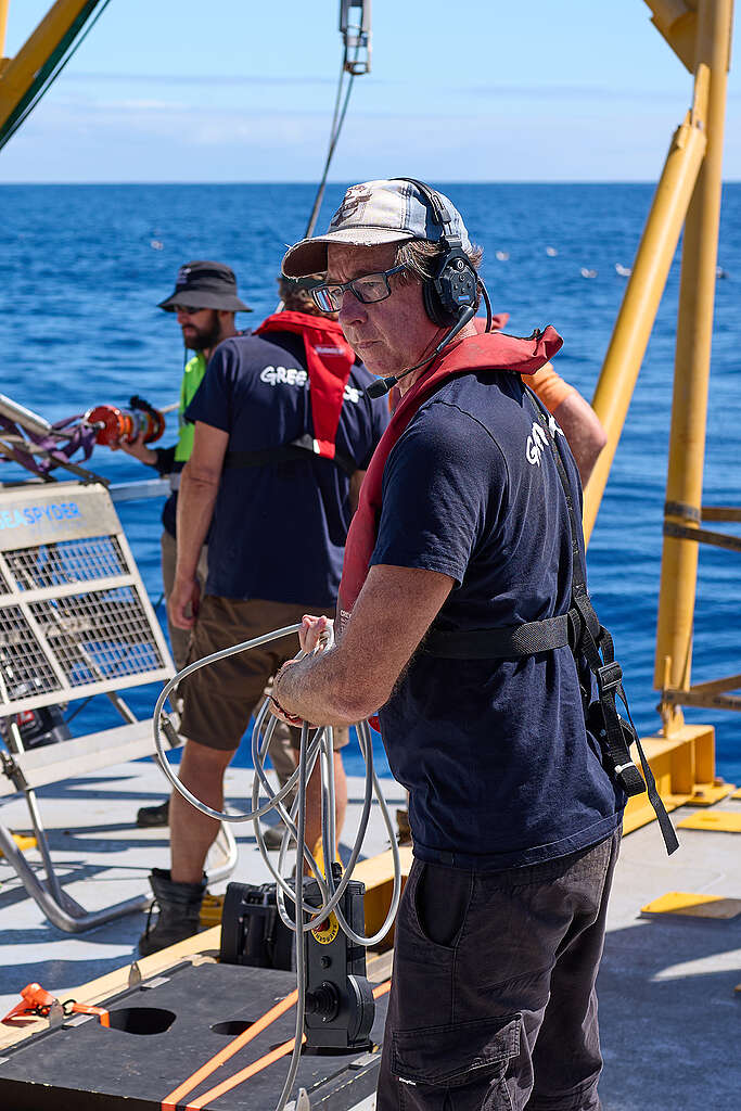 John Murphy, technical advisor, operating the DropCam on deck © Greenpeace John Murphy, technical advisor, operating the DropCam on deck © Greenpeace