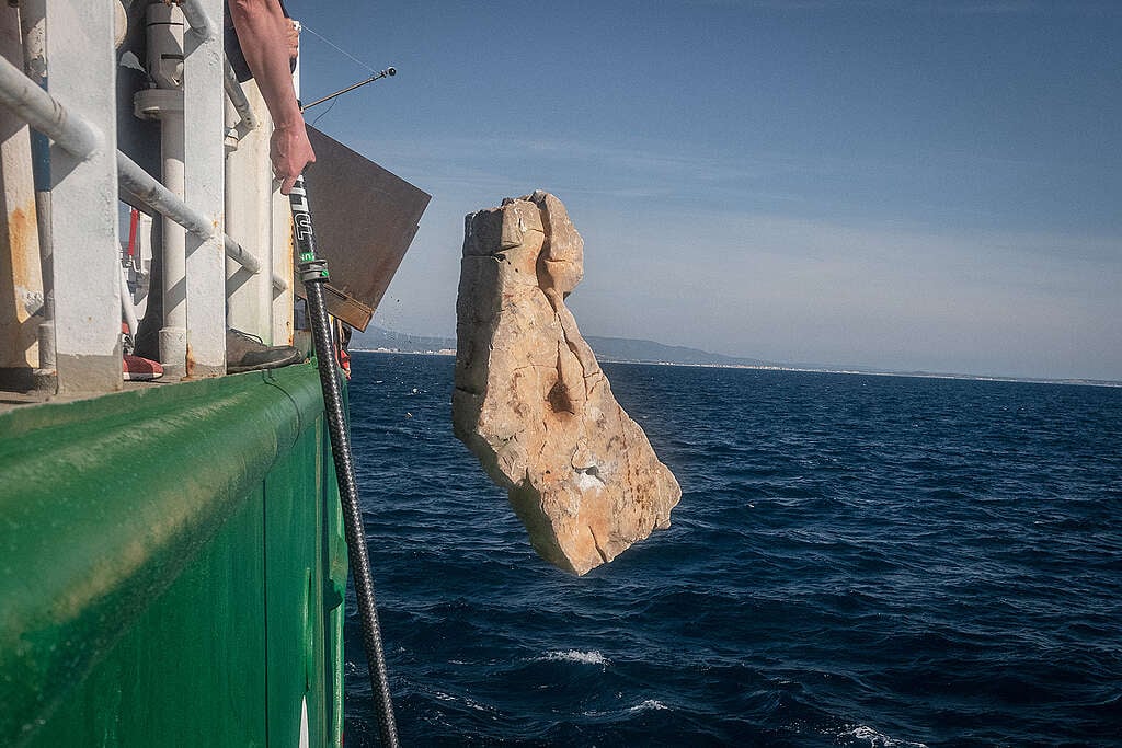 Greenpeace France deployed limestone boulders at the bottom of the Golf of Lion Marine Park, off the coast of Occitania. Transported aboard the Arctic Sunrise, the boulders, each weighing one to two tons, are being placed in a grid pattern to prevent bottom trawling. With this action, Greenpeace aims to denounce the French government's inaction and calls on it to commit to banning bottom trawling in all marine protected areas by the upcoming UNOC summit in June 2025. Greenpeace a déployé des rochers de calcaire au fond du parc marin du Golfe du Lion, au large de l’Occitanie. Transportés à bord de l’Arctic Sunrise, les rochers, pesant chacun une à deux tonnes, sont déposés de façon à quadriller un périmètre pour y empêcher le chalutage de fond. Se faisant, Greenpeace veut dénoncer le laisser-faire du gouvernement français, et l’appelle à s’engager à interdire le chalutage de fond au sein de toutes les aires marines protégées d’ici le sommet de l’Unoc à venir en juin 2025. Greenpeace France deployed limestone boulders at the bottom of the Golf of Lion Marine Park, off the coast of Occitania. Transported aboard the Arctic Sunrise, the boulders, each weighing one to two tons, are being placed in a grid pattern to prevent bottom trawling. With this action, Greenpeace aims to denounce the French government's inaction and calls on it to commit to banning bottom trawling in all marine protected areas by the upcoming UNOC summit in June 2025.
Greenpeace a déployé des rochers de calcaire au fond du parc marin du Golfe du Lion, au large de l’Occitanie. Transportés à bord de l’Arctic Sunrise, les rochers, pesant chacun une à deux tonnes, sont déposés de façon à quadriller un périmètre pour y empêcher le chalutage de fond. Se faisant, Greenpeace veut dénoncer le laisser-faire du gouvernement français, et l’appelle à s’engager à interdire le chalutage de fond au sein de toutes les aires marines protégées d’ici le sommet de l’Unoc à venir en juin 2025.