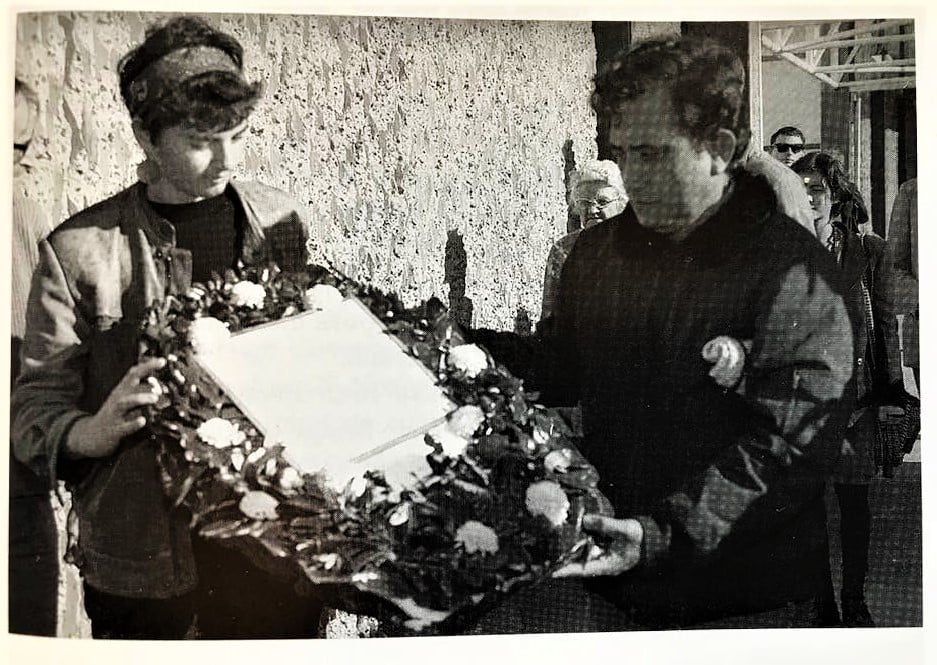 Tāvini Huiraʻatira leader Oscar Temaru and Greenpeace Test Ban Campaigner Stephanie Mills outside the French Embassy in Wellington on 10 July 1990 laying a wreath for Fernando Pereira and calling for an end to the nuclear tests at Moruroa. Photo by Rik Hakaart.
