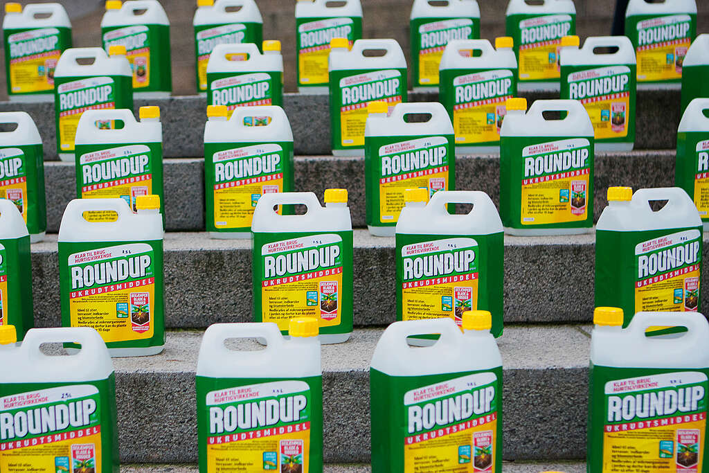 Action against Glyphosate at Danish Parliament in Copenhagen. © Brian Berg / Greenpeace