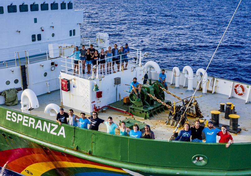 Barco Esperanza con activistas a bordo