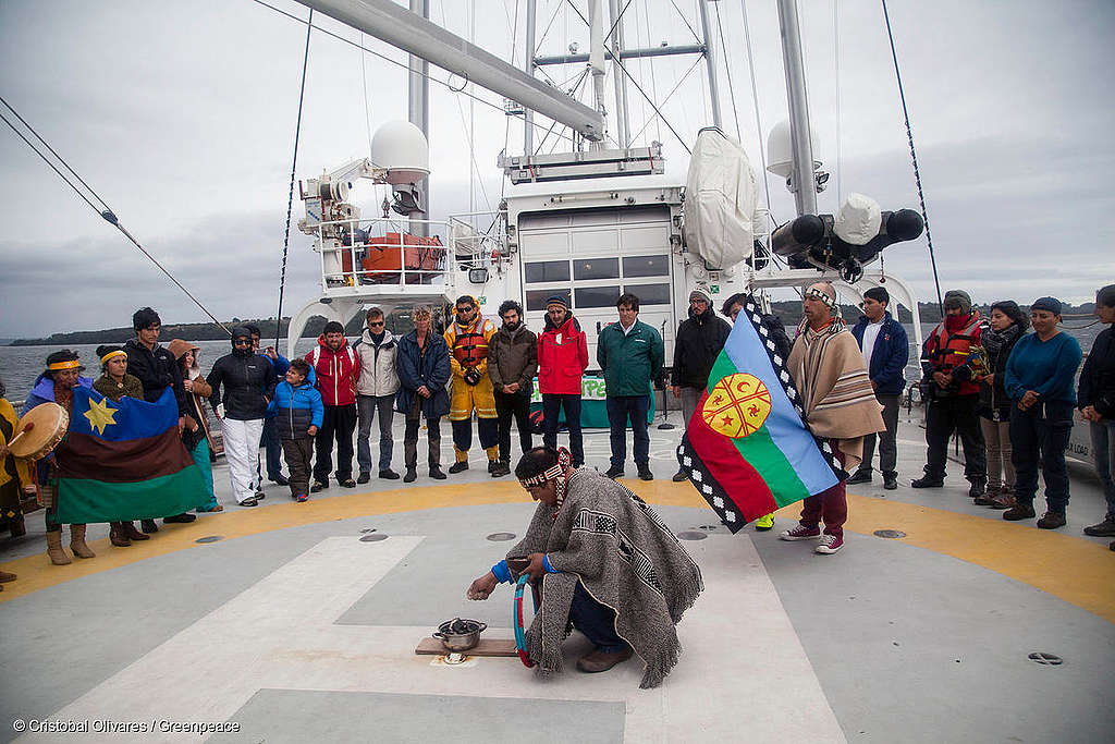 Ceremonia de comunidad indígena de Chiloé (Chile) a bordo del Rainbow Warrior (2016)