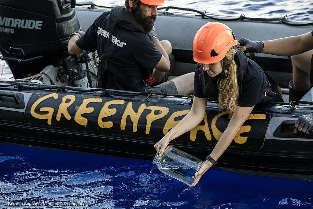 La tripulación del barco Esperanza toma muestras de agua en el océanos Atlántico (2019)