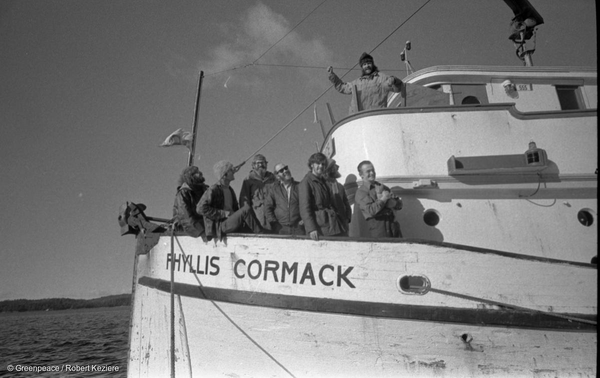 Los inicios de Greenpeace a bordo del barco Phyllis Cormack durante el primer viaje de protesta de Greenpeace contra las pruebas nucleares de EE. UU. frente a las costas de Canadá (1971)