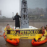 Una torre petrolera en Puerto Madero: el despliegue de Greenpeace para alertar por los riesgos de esta actividad en el Mar Argentino