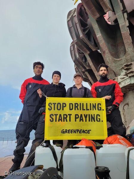 Activistas de Greenpeace abordan y ocupan una plataforma de Shell en altamar que se dirige a un pozo petrolero 