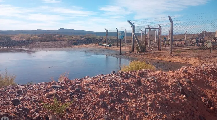 Si hay petroleras habrá derrames: Se rompió un caño de un pozo petrolero en Neuquén y el derrame lo están tapando con tierra