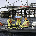 Activistas de Greenpeace detenidos mientras realizaban una actividad a 30 metros de altura en una estructura en las costas de Río Negro