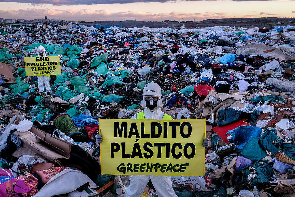 Access Blockade Action at Valdemingómez Landfill in Madrid. © Pedro Armestre / Greenpeace