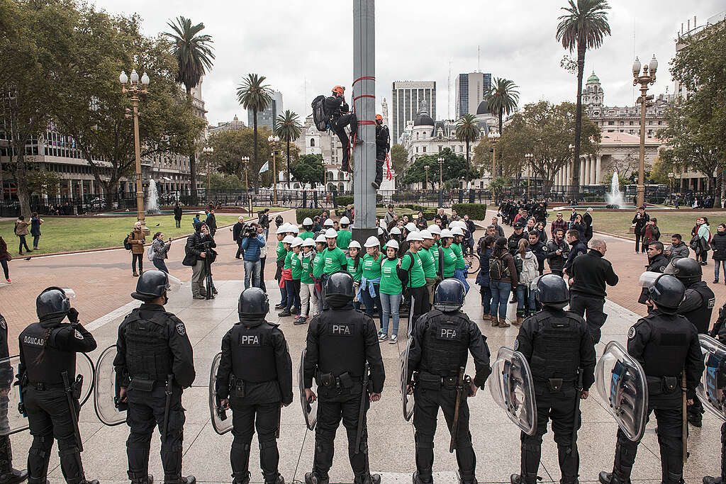 Buenos Aires, 27 de abril de 2016.- Activistas de Greenpeace escalaron el mastil frente a Casa Rosada y desplegaron un estandarte para pedir al gobierno nacional que haga cumplir la ley de Glaciares y cierre la mina Veladero que explota la canadiense Barrick Gold. Esta mina provoco en septiembre pasado el derrame de un millon de litros de agua cianurada.