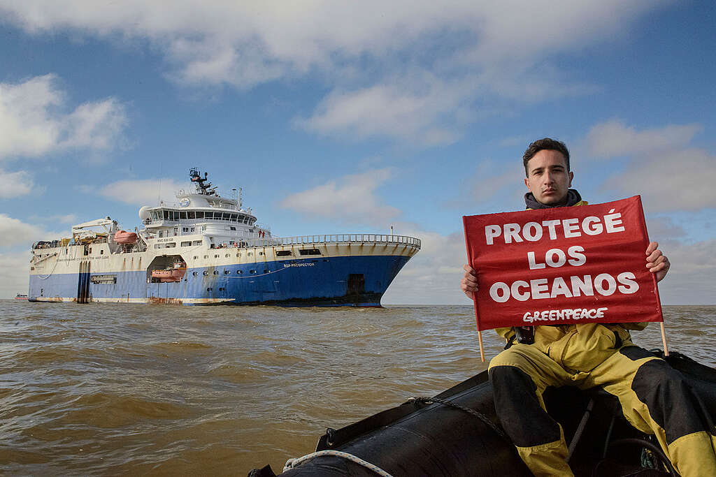 Un grupo de seis activistas de Noruega y Argentina se manifestaron  frente al buque de prospección sísmica que arribó recientemente a las costas de Montevideo. Desde el velero Witness de la organización, los activistas desplegaron un cartel flotante frente a la proa del barco sísmico, para alertar sobre los impactos de esta actividad que busca hidrocarburos en el océano genera en la biodiversidad y el ecosistema marino. 