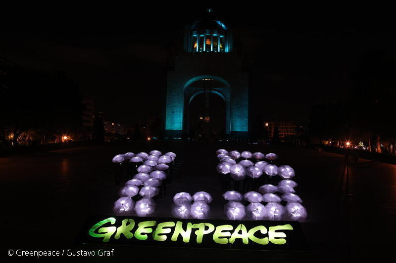 Activistas de Greenpeace forman una figura de 1,5 con luz
