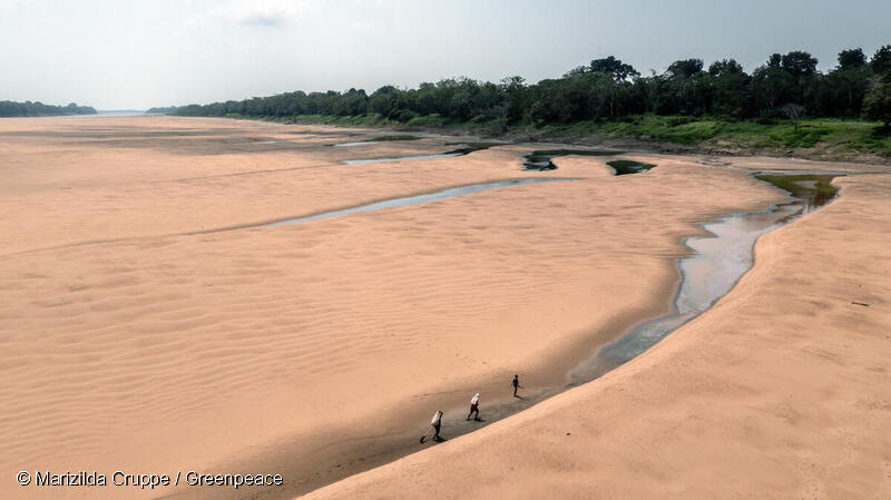 La gente camina de una orilla a otra, por la árida ribera del río, para encontrar lagos y poder pescar en la comunidad Porto Praia del Pueblo Indígena Kokama.
