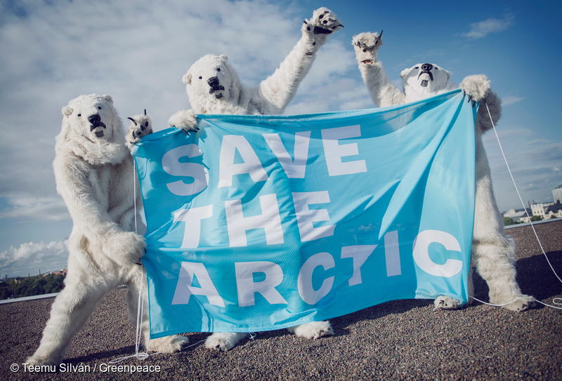 Activistas vestidos como osos polares muestran su apoyo a la campaña 'Salvar el Ártico' en una azotea de Helsinki.